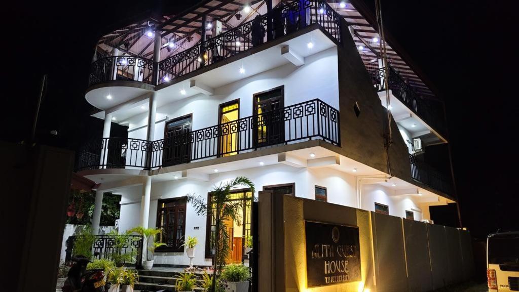 Alffa Guest Inn Trincomalee Quarto foto